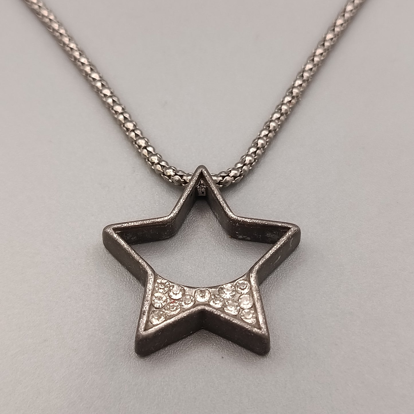 Elegante Halskette mit Stern Anhänger – Silberfarbenes Design
