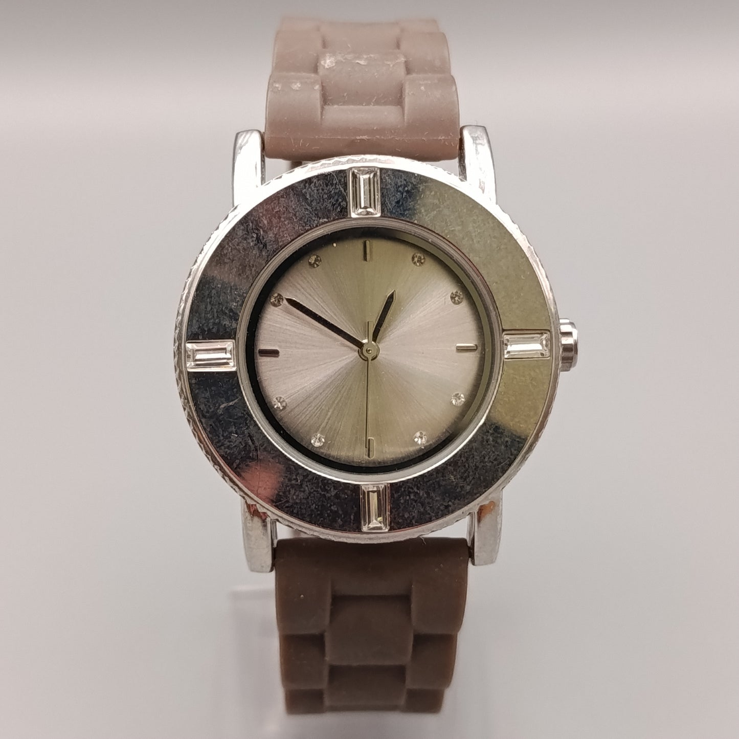 Elegante Damen Uhr – Stilvolles Design in Braun und Silberoptik