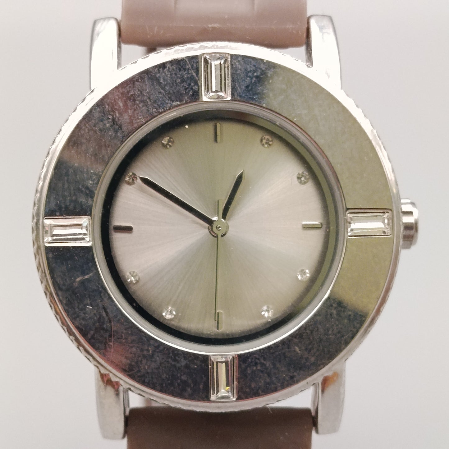 Elegante Damen Uhr – Stilvolles Design in Braun und Silberoptik