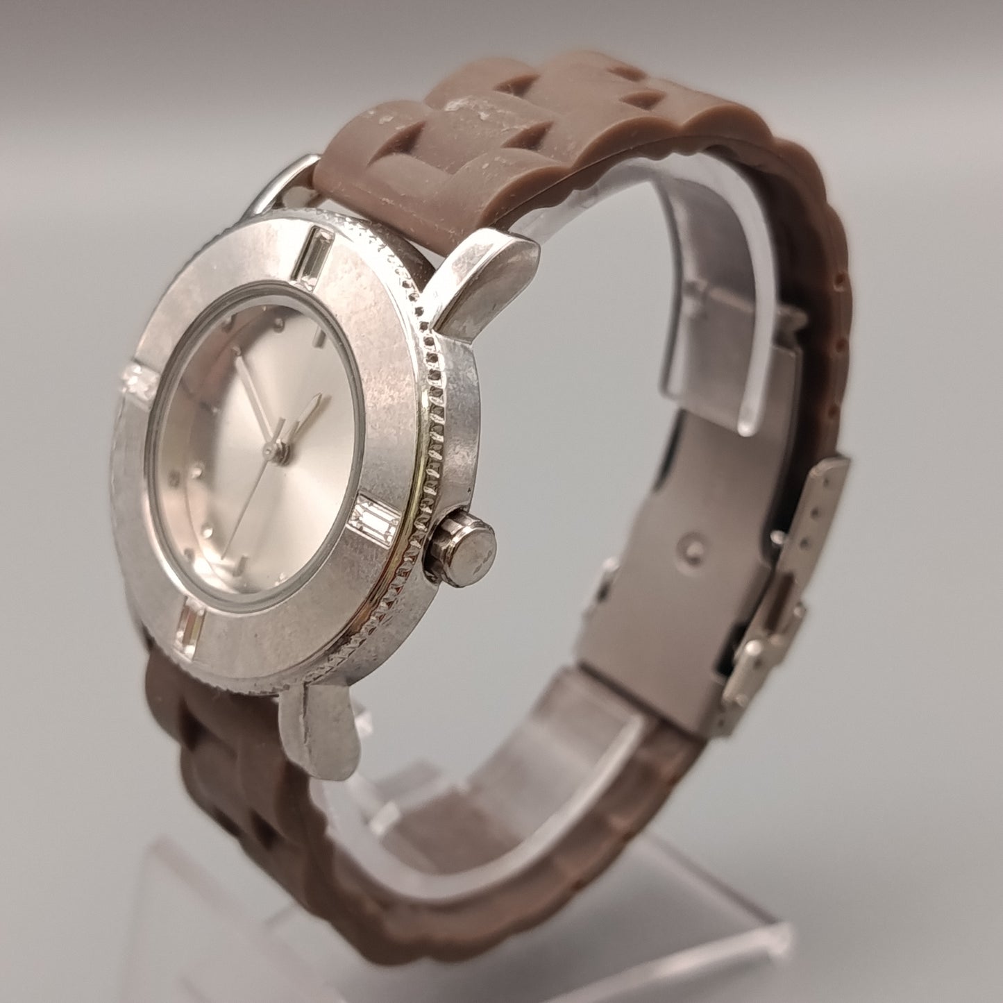 Elegante Damen Uhr – Stilvolles Design in Braun und Silberoptik