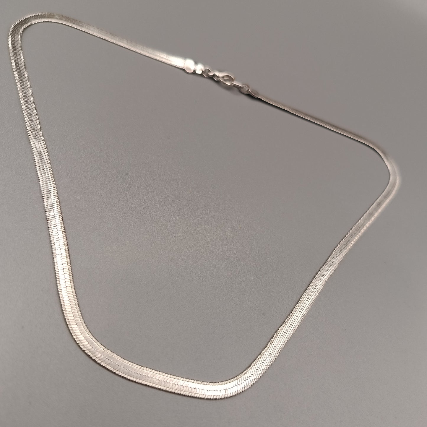 Elegante Schlangenkette – Klassisches Design in Silberoptik