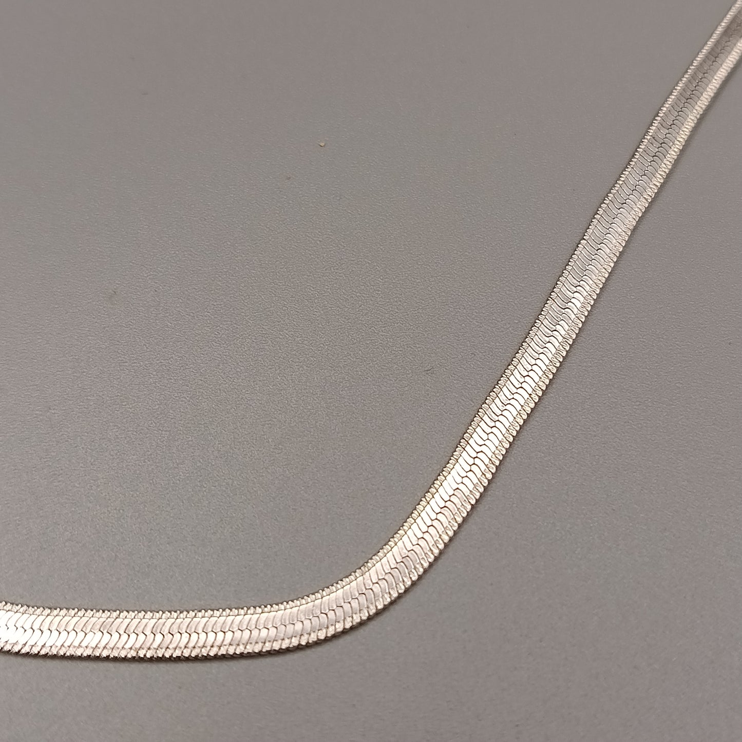 Elegante Schlangenkette – Klassisches Design in Silberoptik
