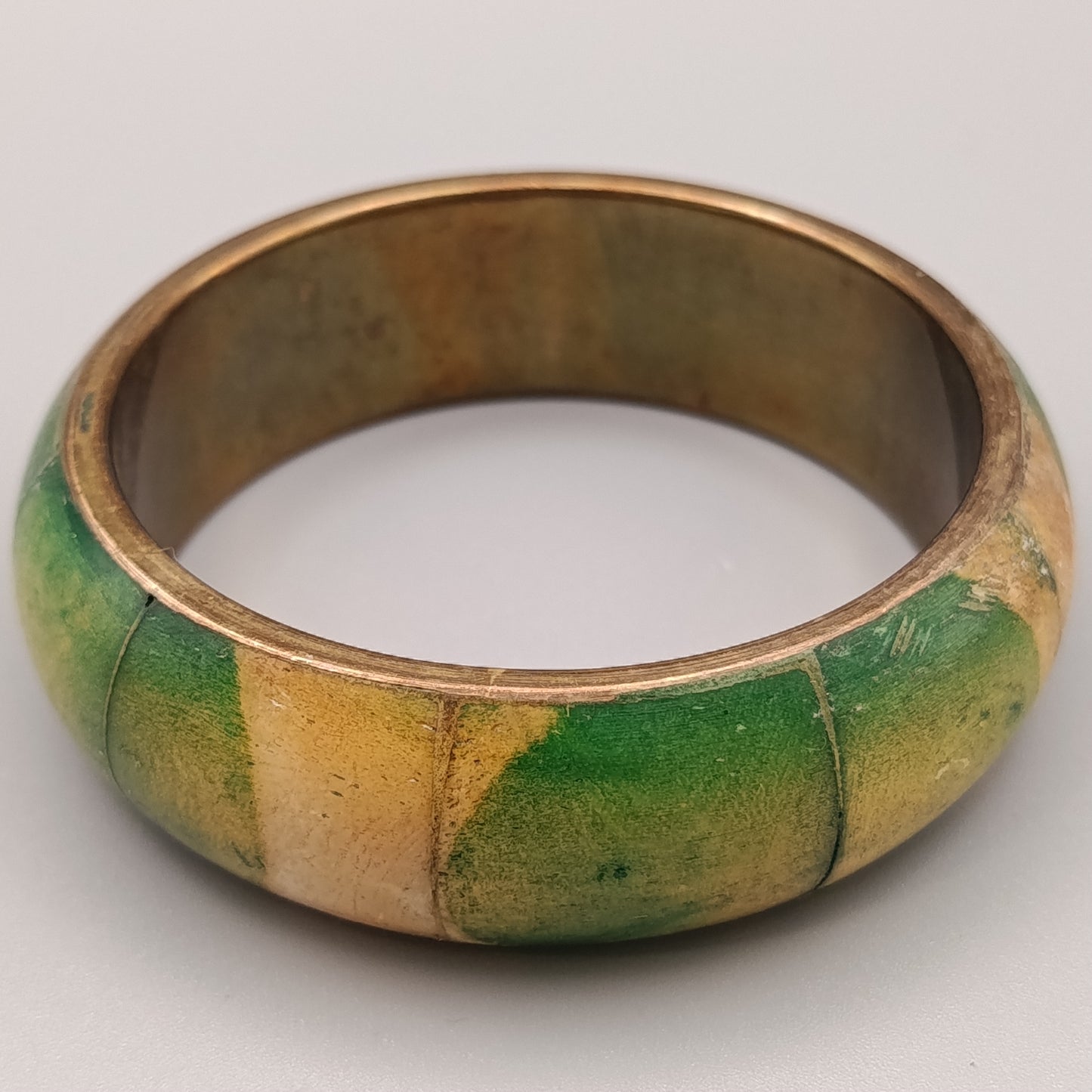 Eleganter Armreif – Handgefertigtes Design in Grün und Gelb