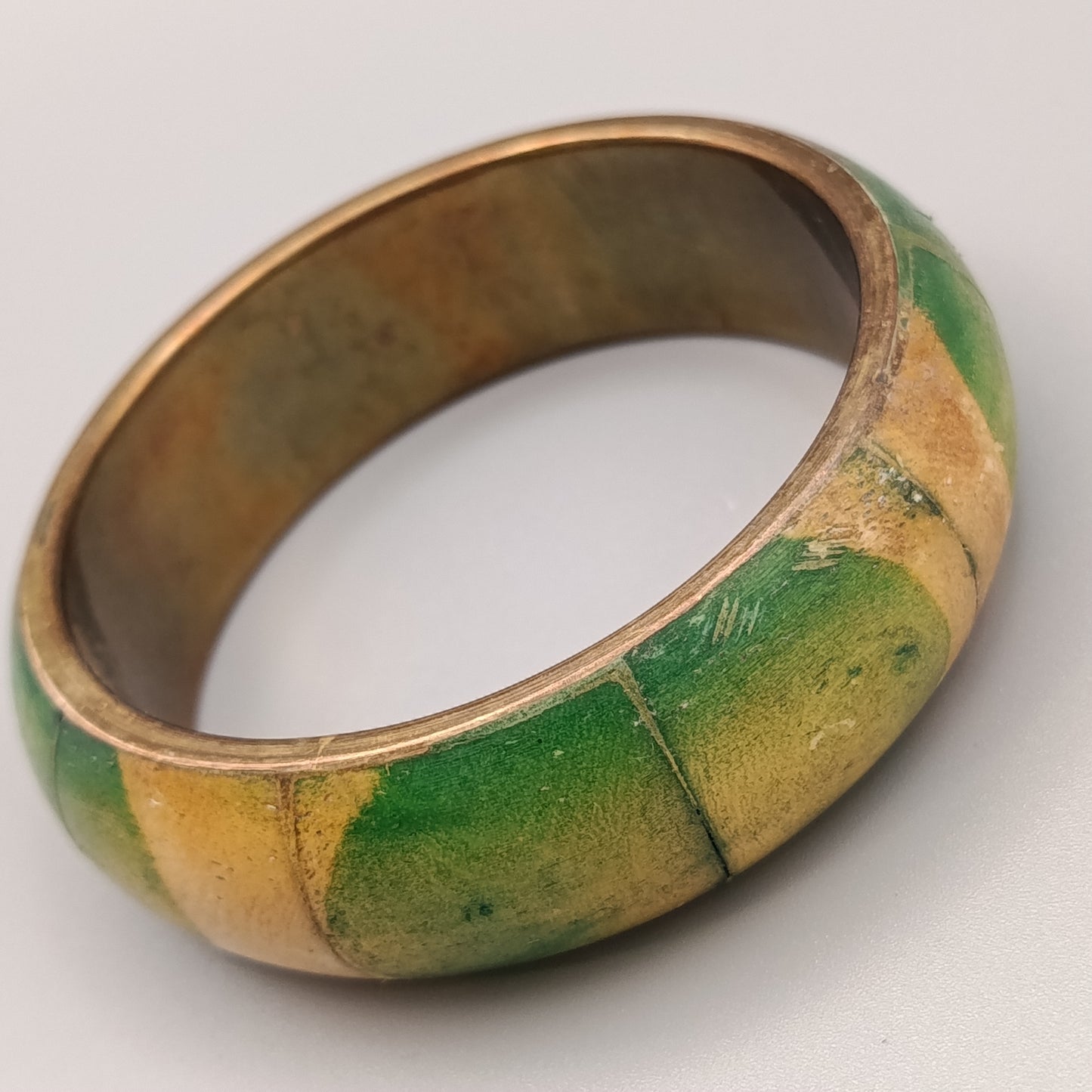 Eleganter Armreif – Handgefertigtes Design in Grün und Gelb