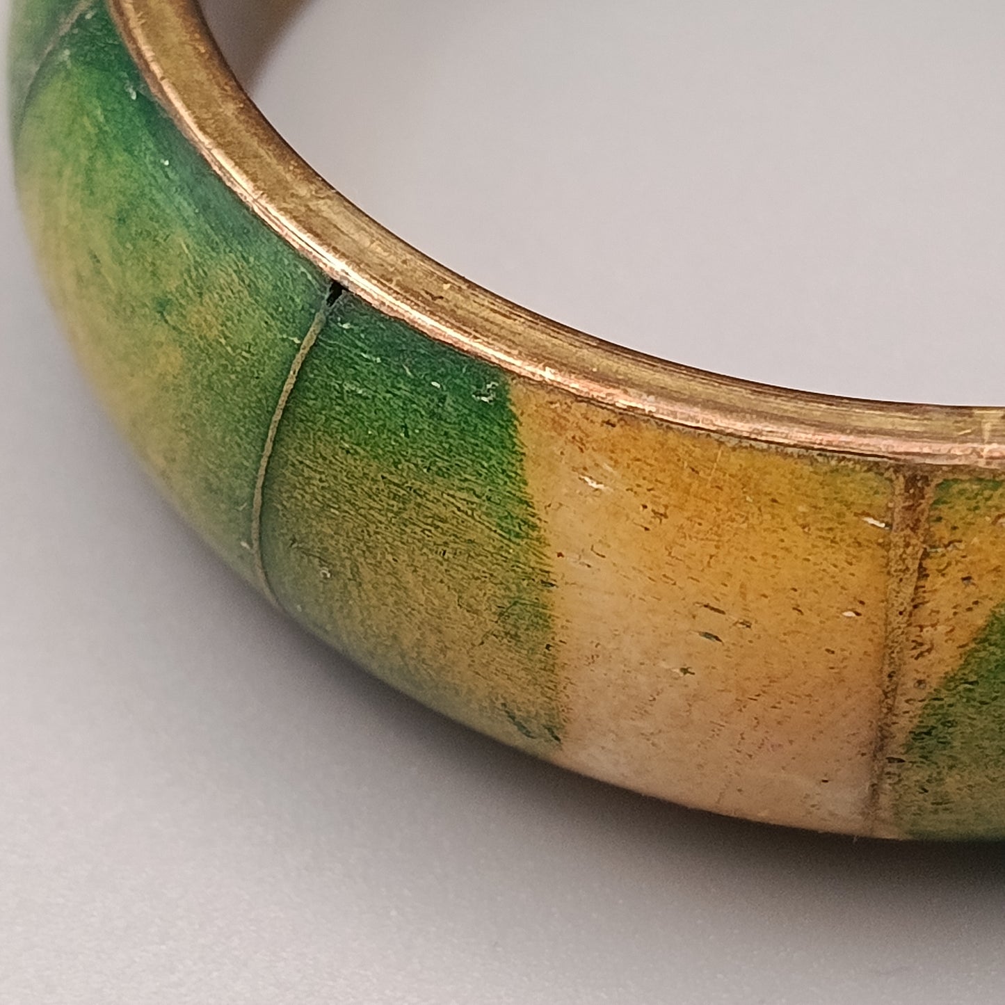 Eleganter Armreif – Handgefertigtes Design in Grün und Gelb