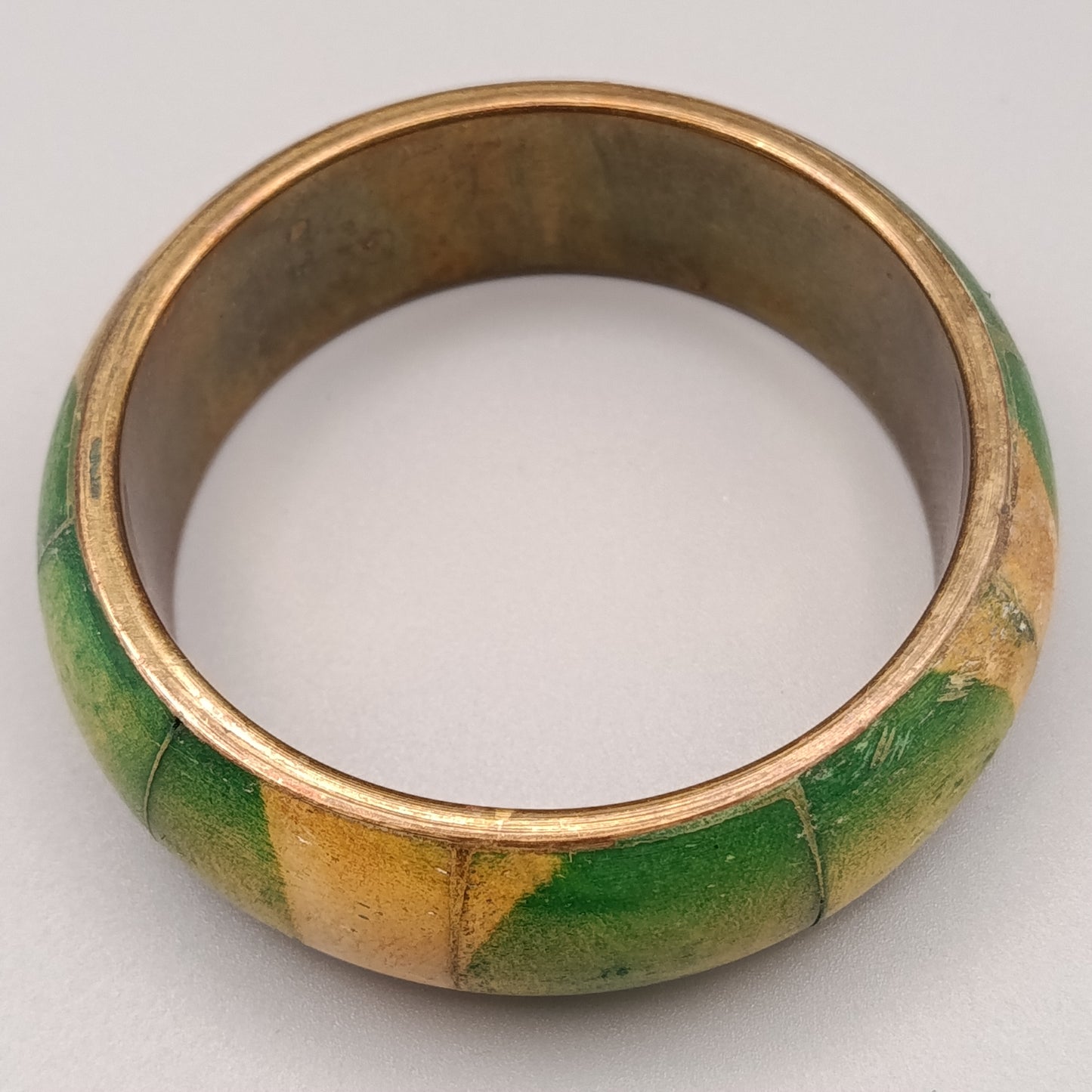 Eleganter Armreif – Handgefertigtes Design in Grün und Gelb