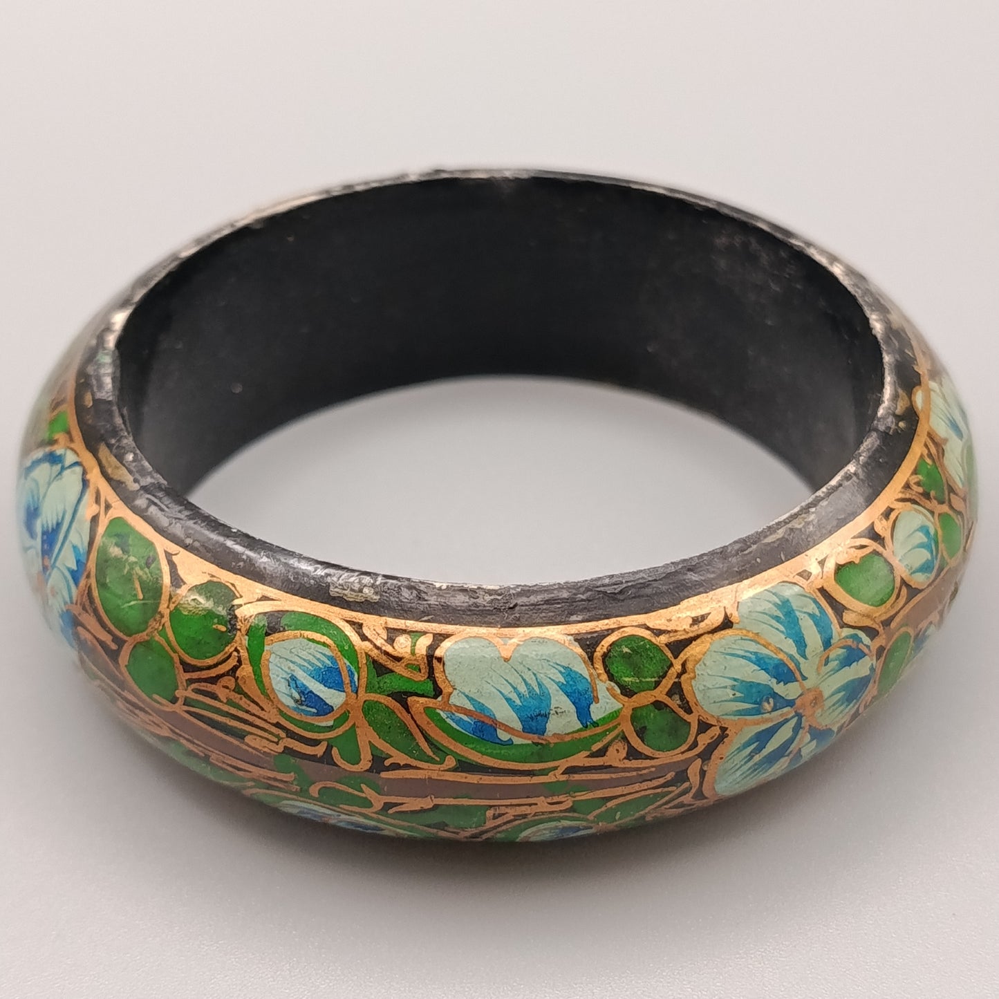 Eleganter Armreif – Kunstvolles Design in Schwarz, Blau und Grün
