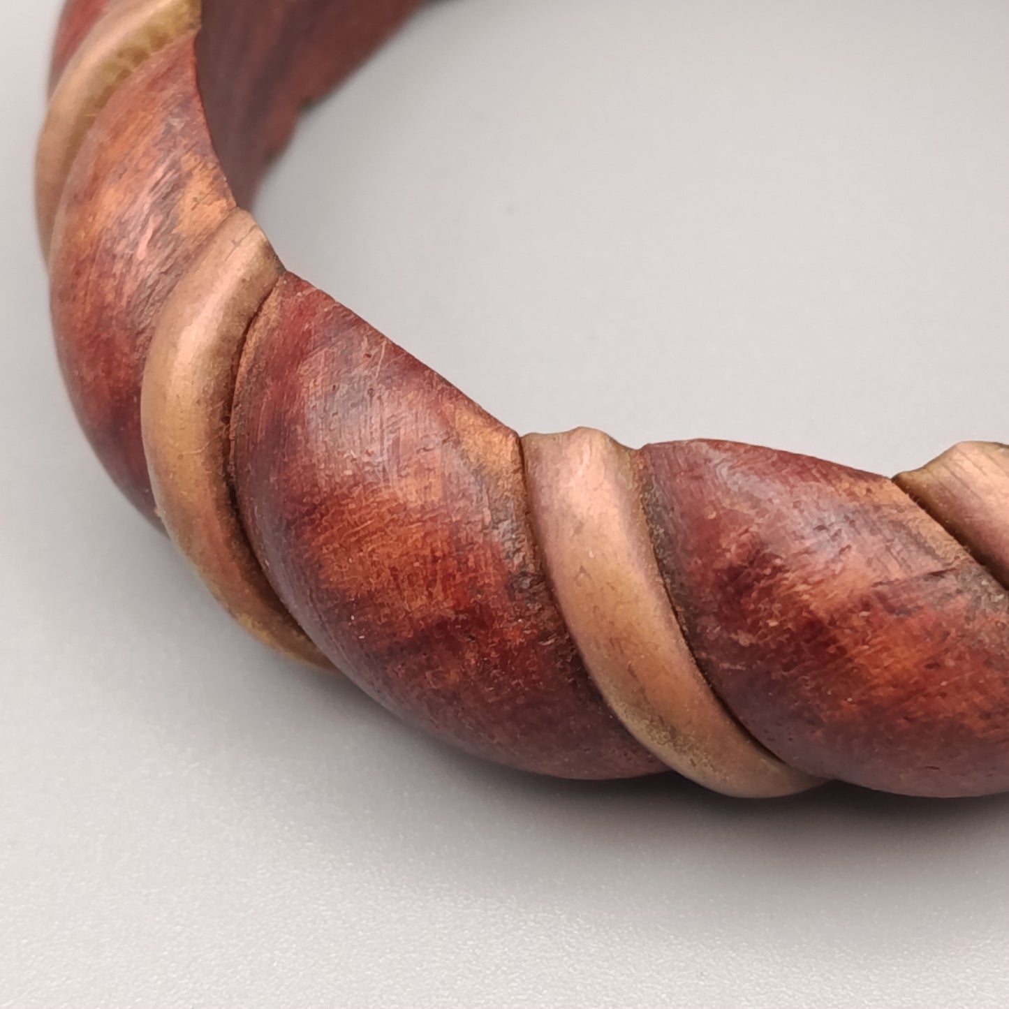 Eleganter Holzarmreif – Rustikales Design mit edlen Rillen
