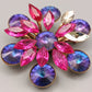 Elegante Vintage Brosche – Blumen-Design mit funkelnden Strasssteinen