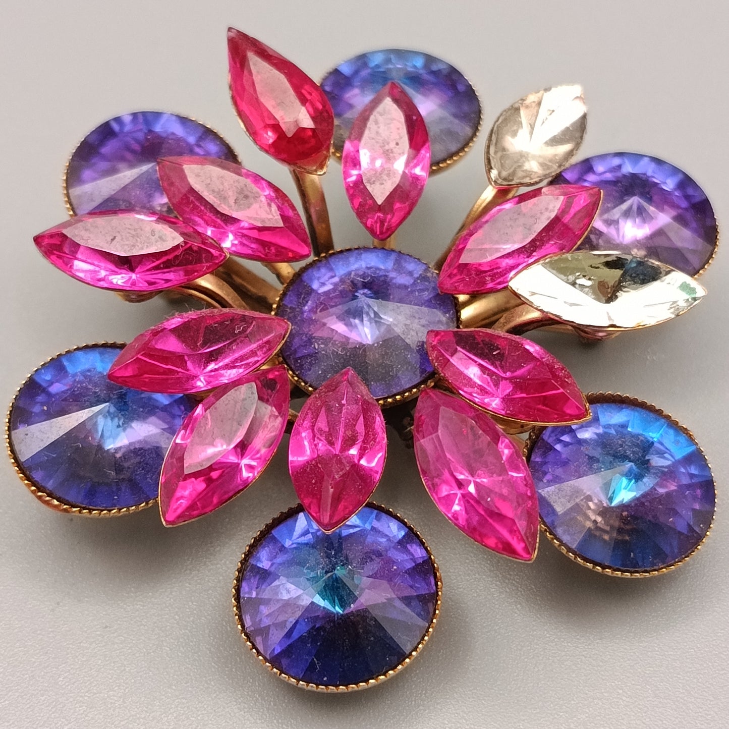 Elegante Vintage Brosche – Blumen-Design mit funkelnden Strasssteinen