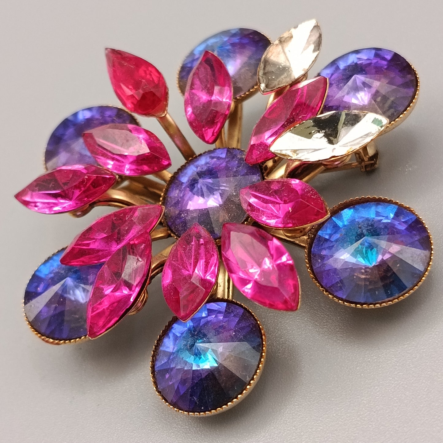 Elegante Vintage Brosche – Blumen-Design mit funkelnden Strasssteinen