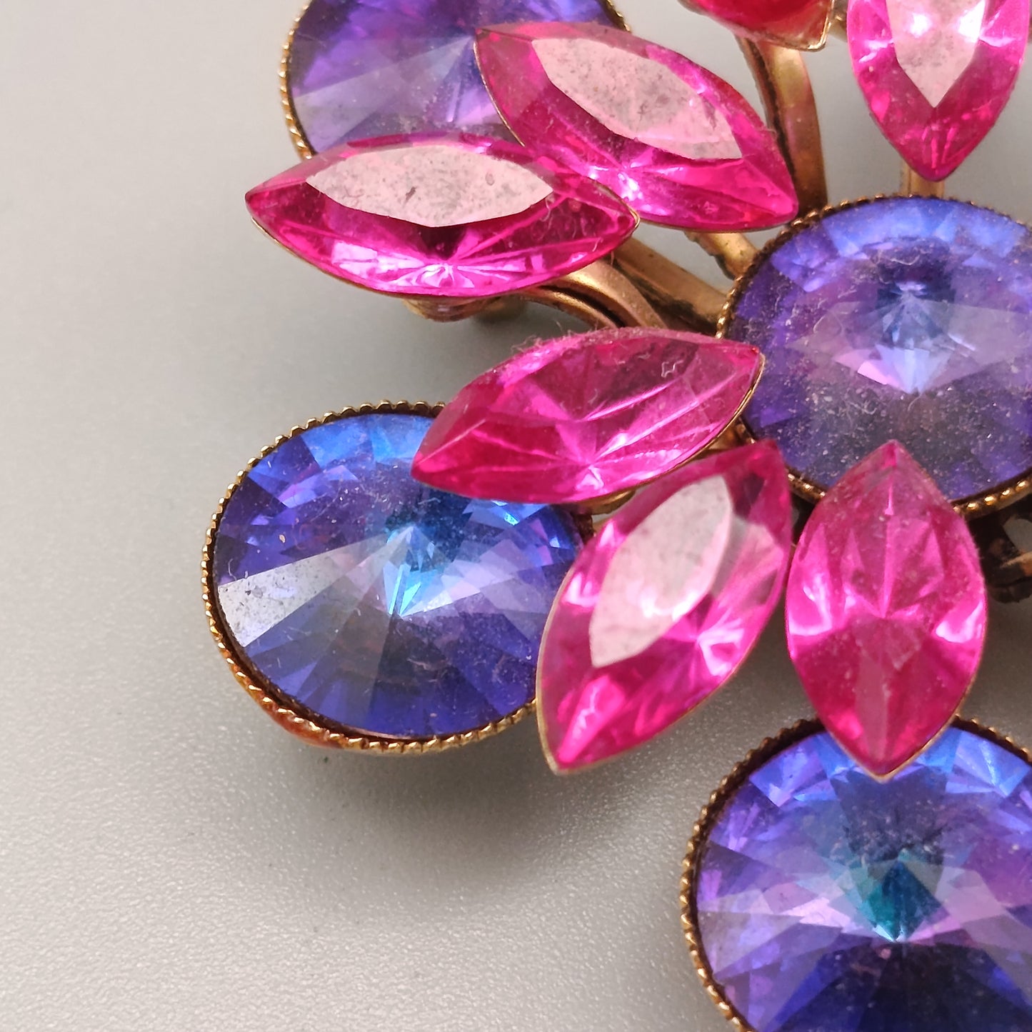 Elegante Vintage Brosche – Blumen-Design mit funkelnden Strasssteinen