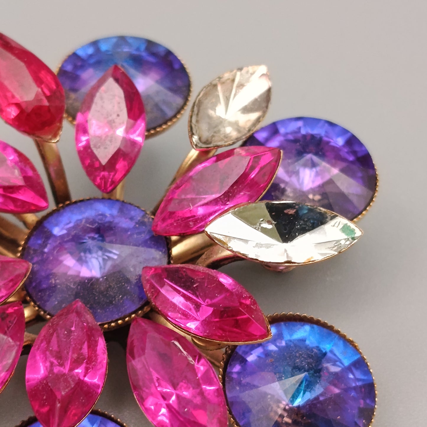 Elegante Vintage Brosche – Blumen-Design mit funkelnden Strasssteinen