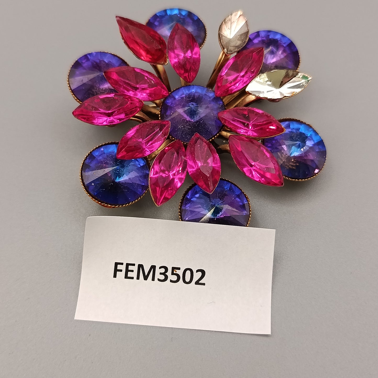 Elegante Vintage Brosche – Blumen-Design mit funkelnden Strasssteinen