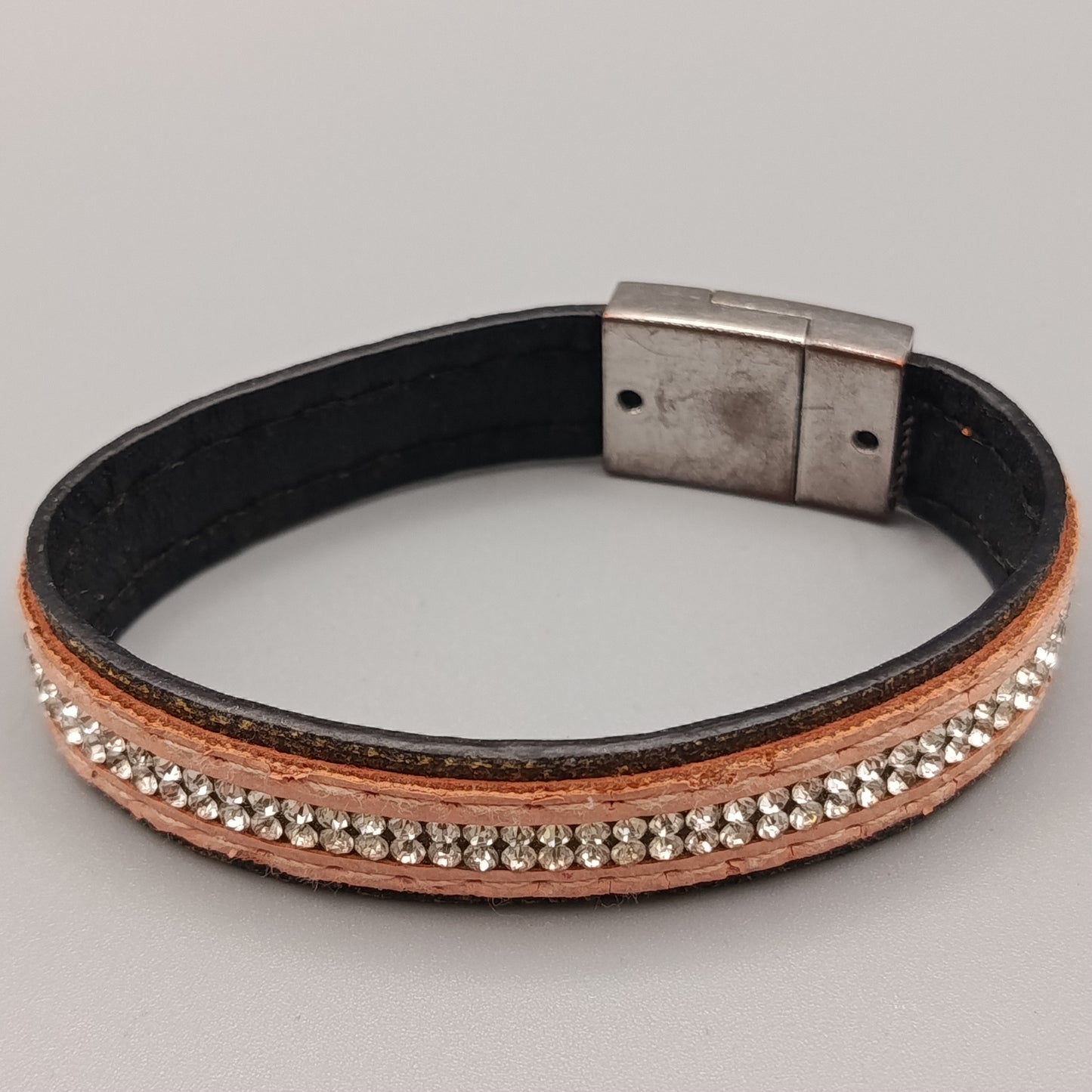 Elegantes Lederarmband – Glitzerndes Design mit Strasssteinen