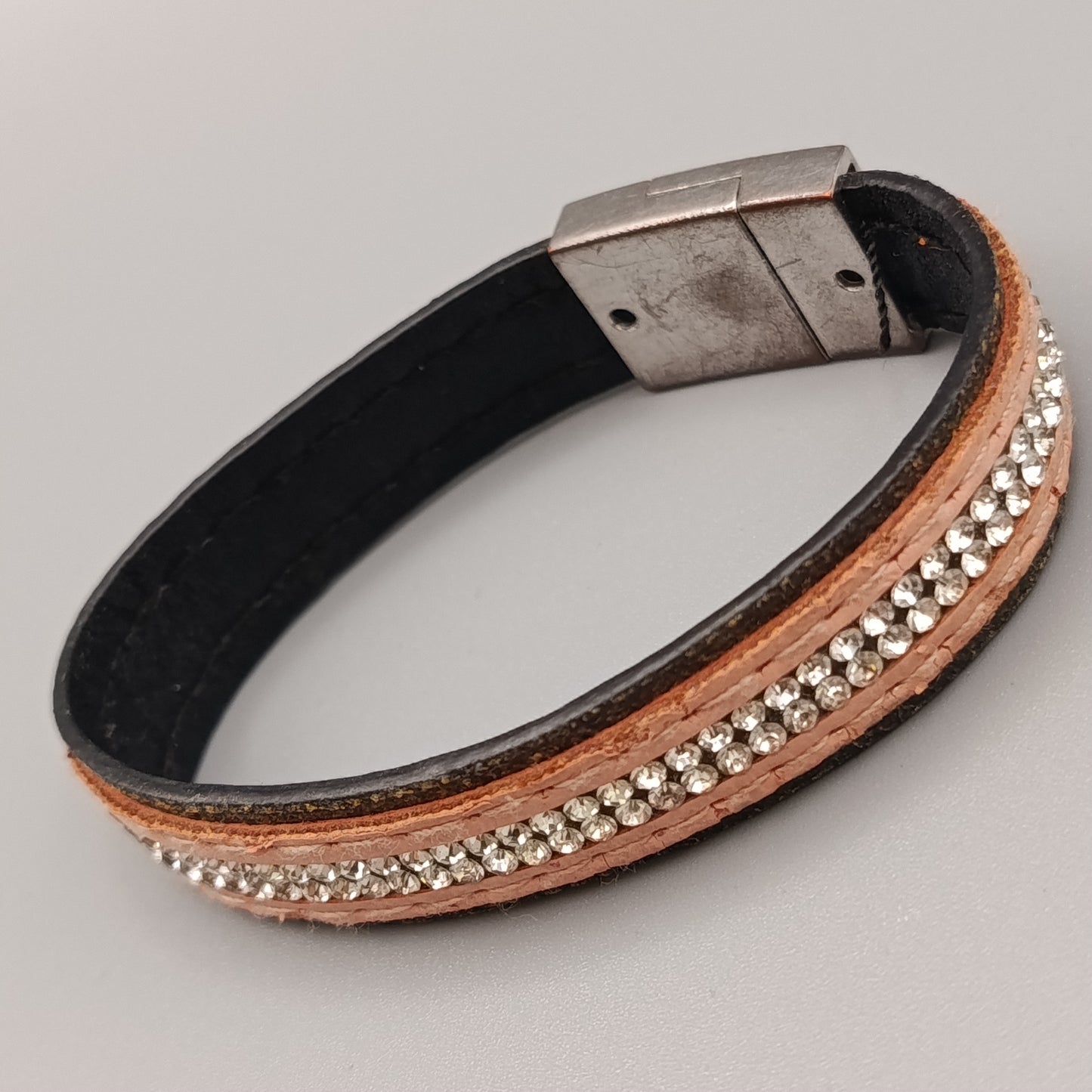 Elegantes Lederarmband – Glitzerndes Design mit Strasssteinen