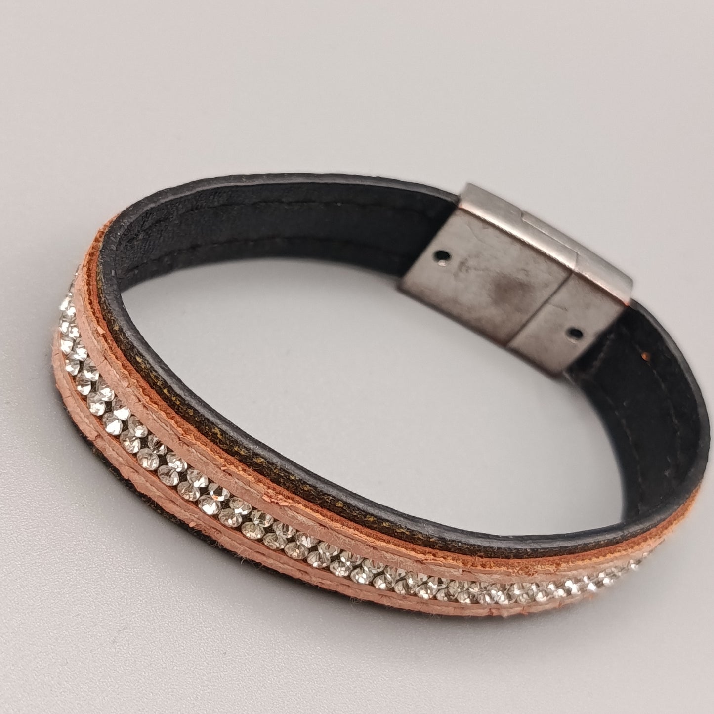 Elegantes Lederarmband – Glitzerndes Design mit Strasssteinen