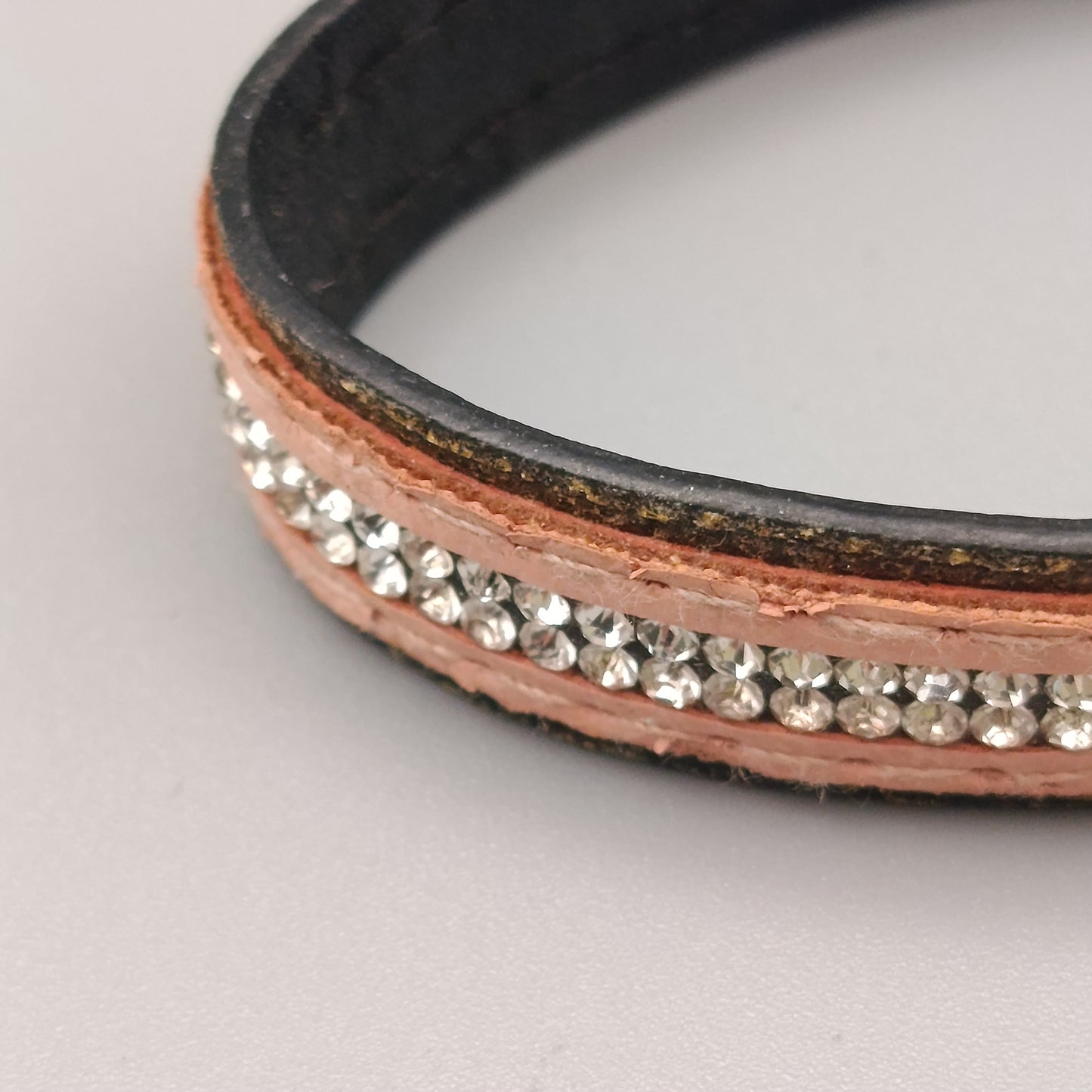 Elegantes Lederarmband – Glitzerndes Design mit Strasssteinen