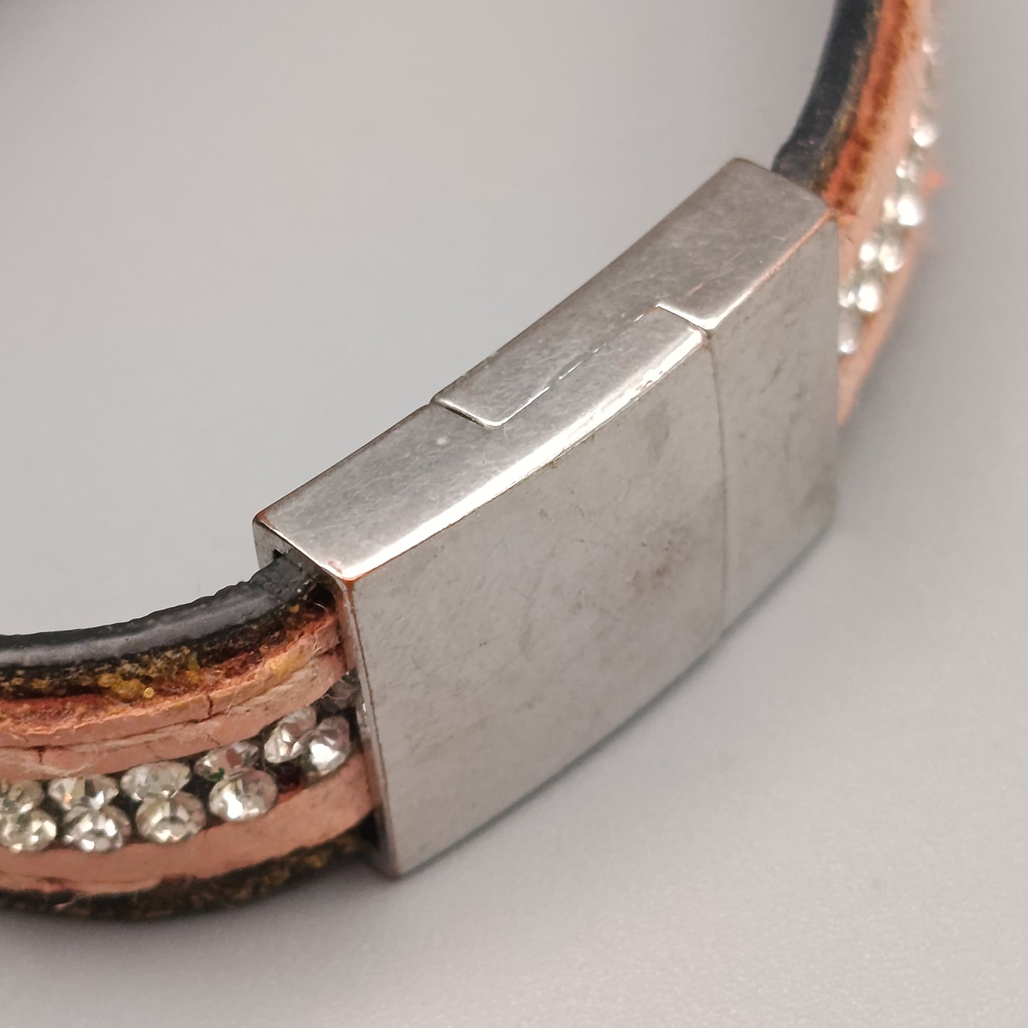 Elegantes Lederarmband – Glitzerndes Design mit Strasssteinen