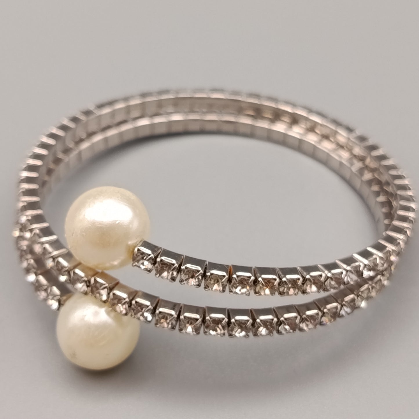 Elegantes Armband – Flexibles Design mit Perlen und Strass