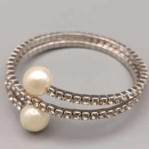 Elegantes Armband – Flexibles Design mit Perlen und Strass