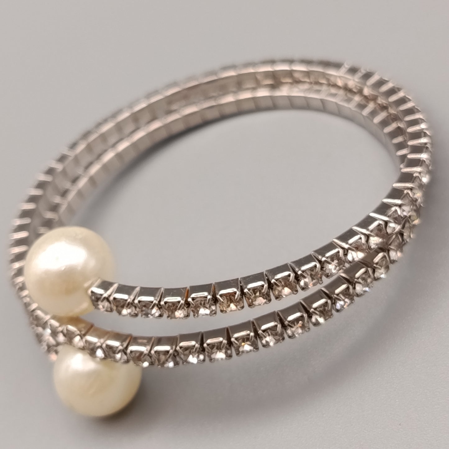 Elegantes Armband – Flexibles Design mit Perlen und Strass
