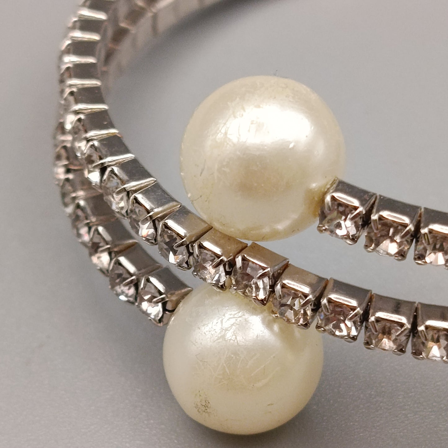 Elegantes Armband – Flexibles Design mit Perlen und Strass