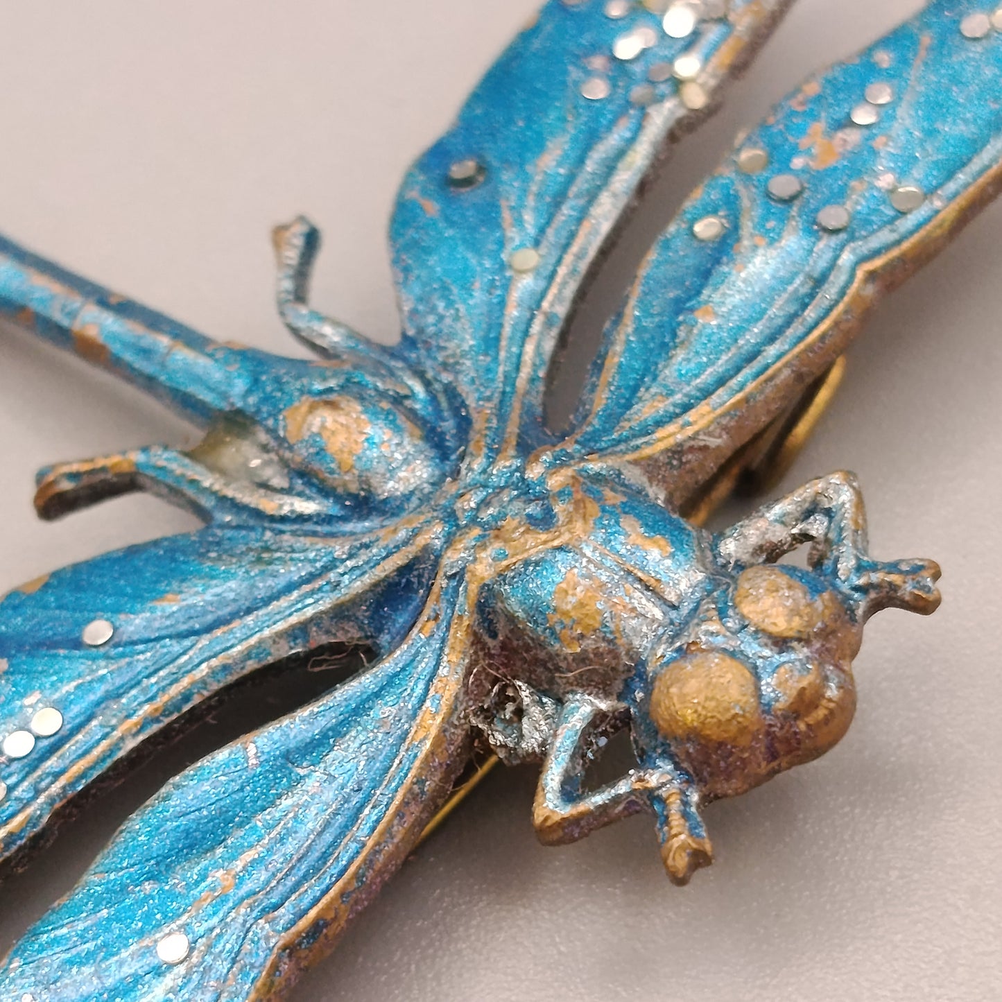 Elegante Libellen Brosche – Dekoratives Design in Blau-Gold