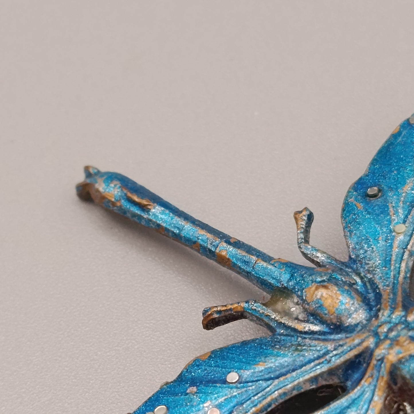 Elegante Libellen Brosche – Dekoratives Design in Blau-Gold