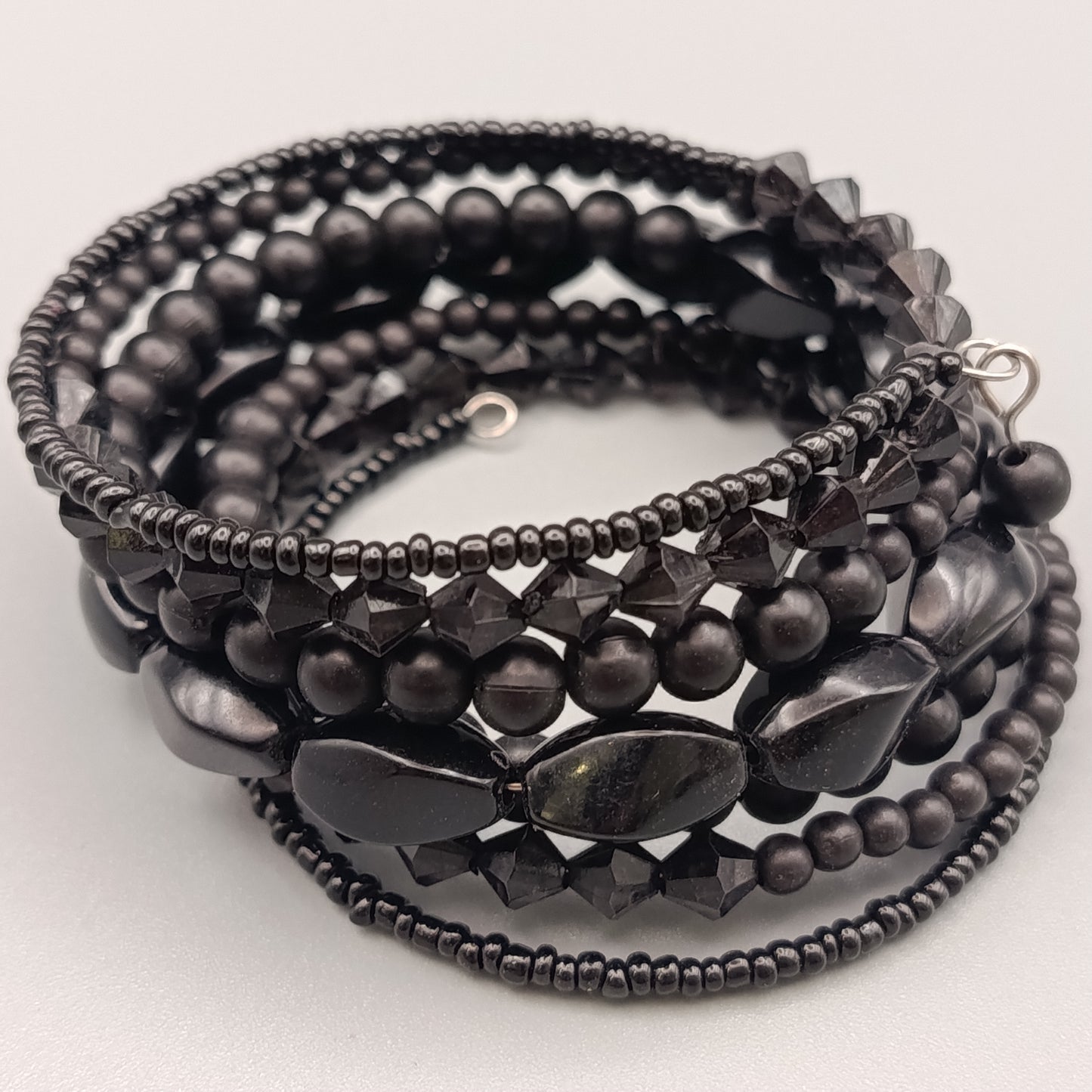 Elegantes mehrreihiges Armband – Schlichtes Design in Schwarz