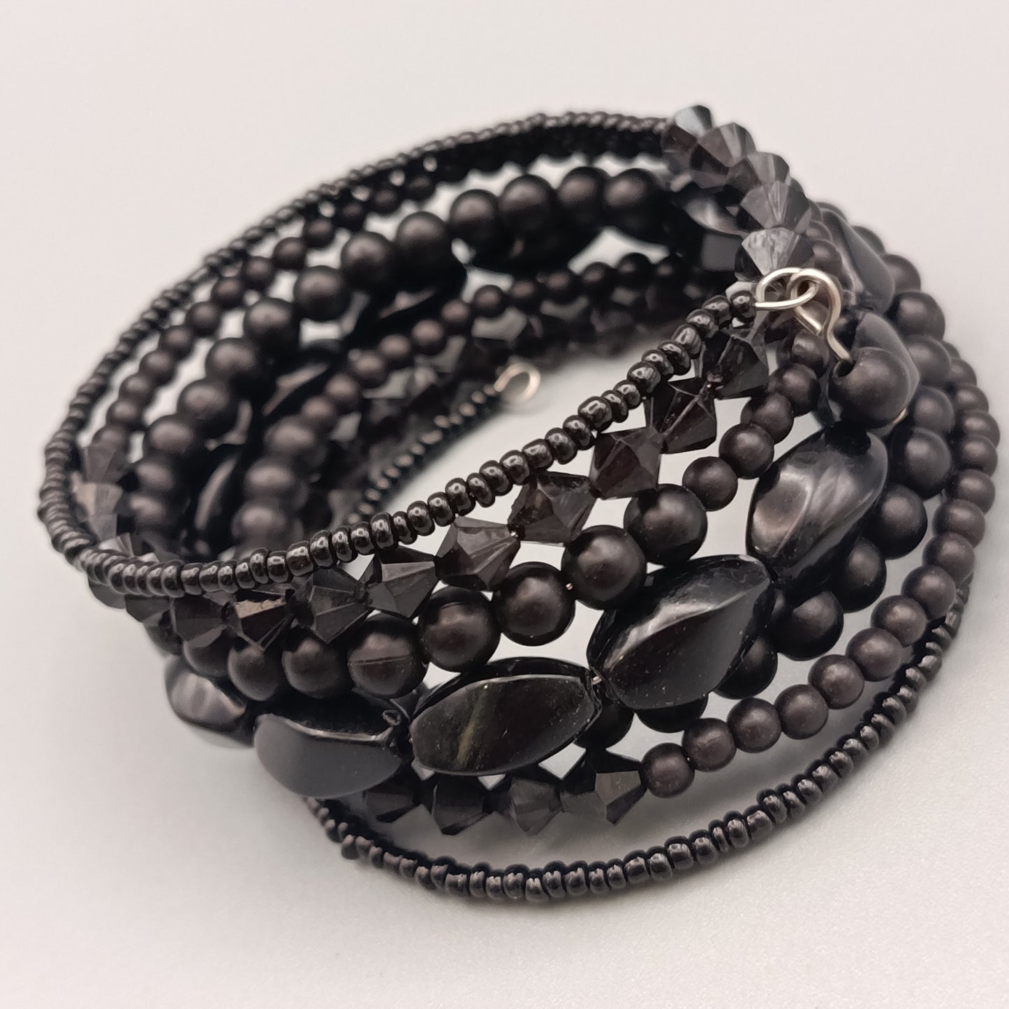 Elegantes mehrreihiges Armband – Schlichtes Design in Schwarz