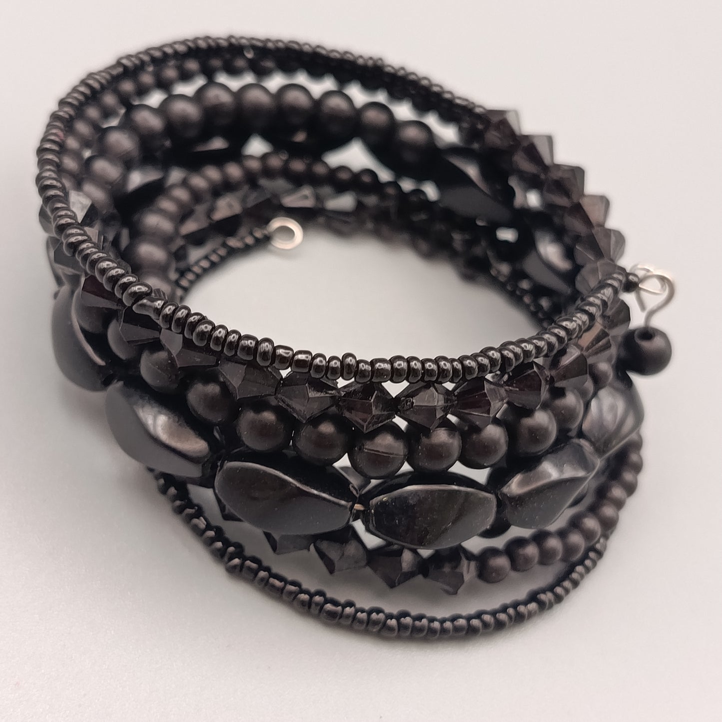 Elegantes mehrreihiges Armband – Schlichtes Design in Schwarz