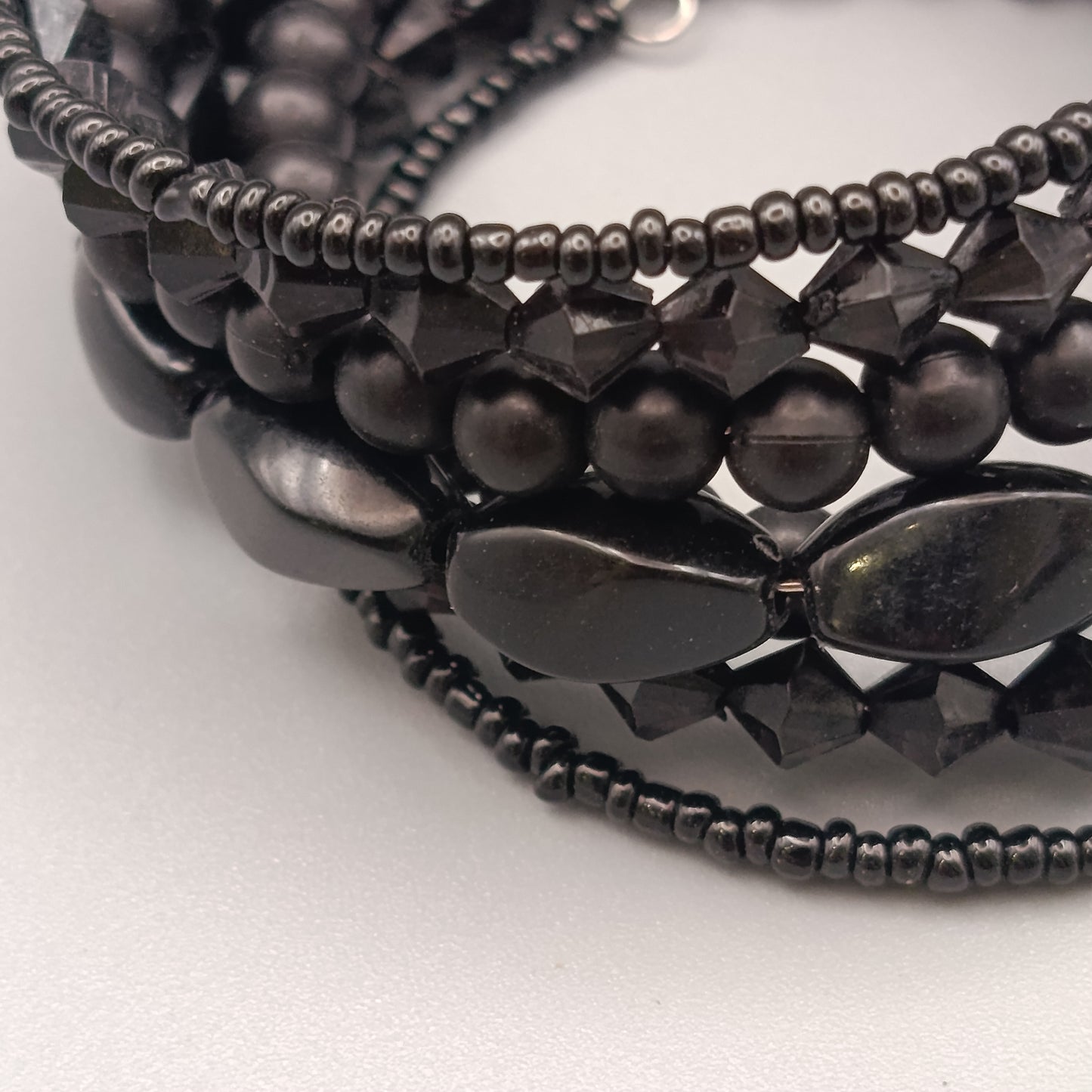Elegantes mehrreihiges Armband – Schlichtes Design in Schwarz