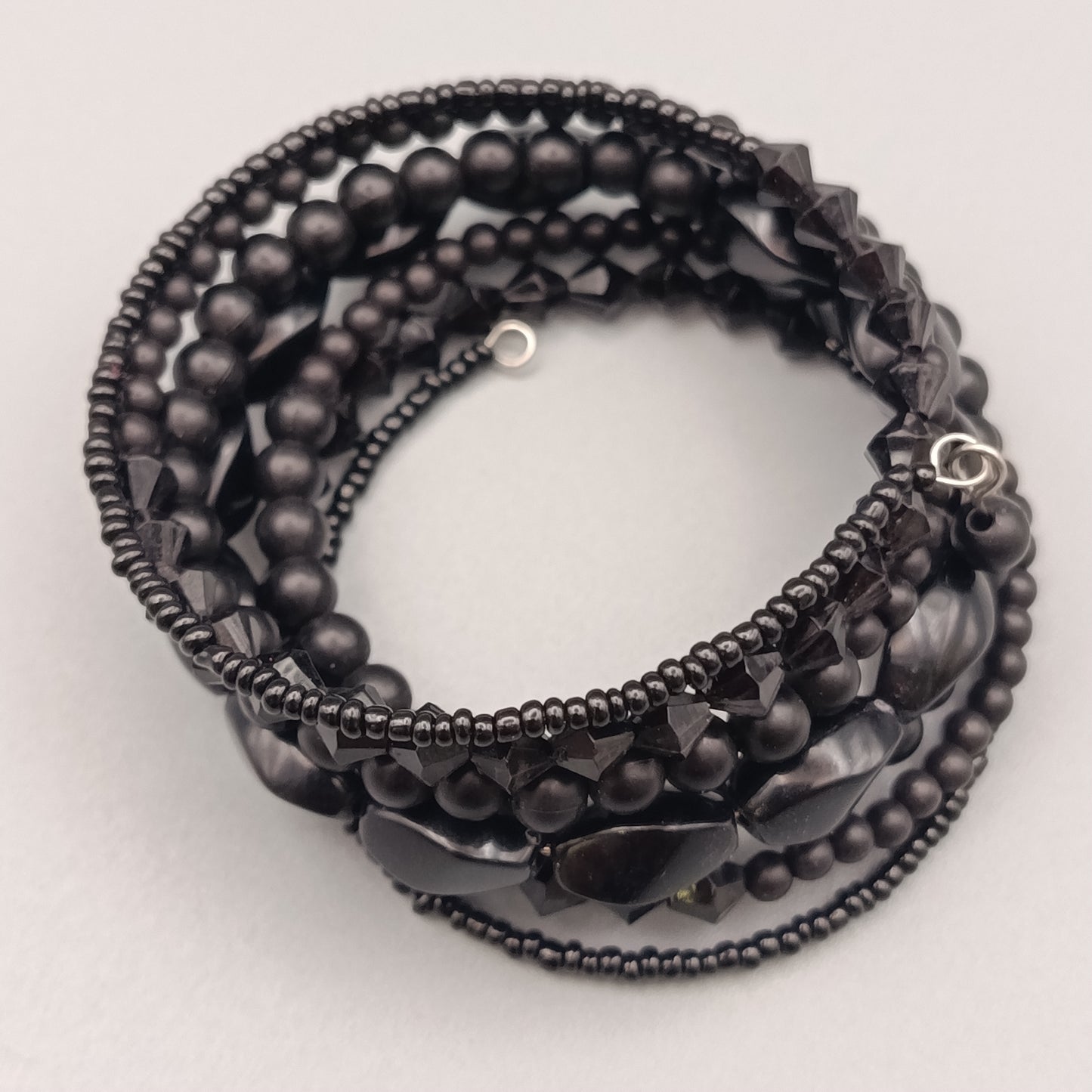 Elegantes mehrreihiges Armband – Schlichtes Design in Schwarz