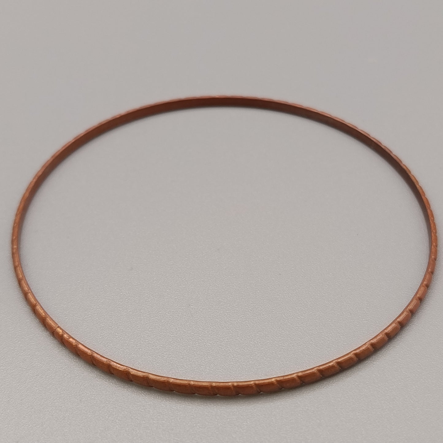 Eleganter Armreif – Schlichtes Design in Kupferoptik