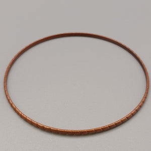 Eleganter Armreif – Schlichtes Design in Kupferoptik