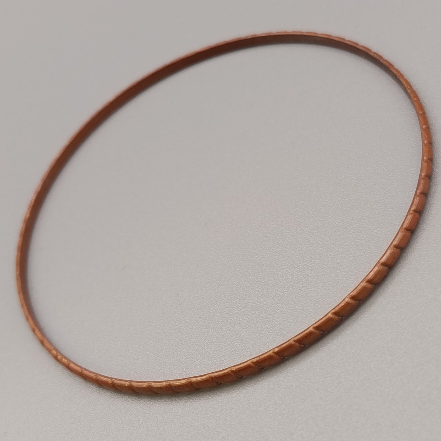 Eleganter Armreif – Schlichtes Design in Kupferoptik