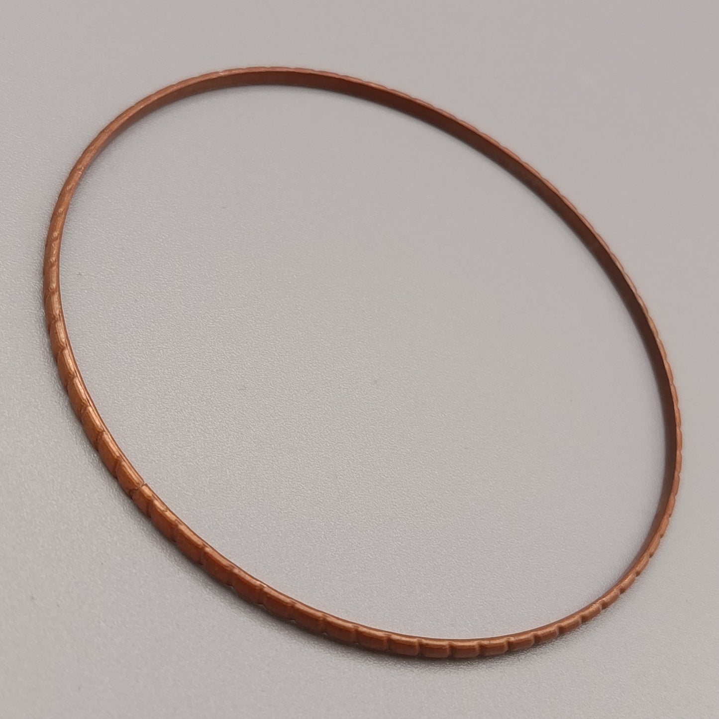Eleganter Armreif – Schlichtes Design in Kupferoptik
