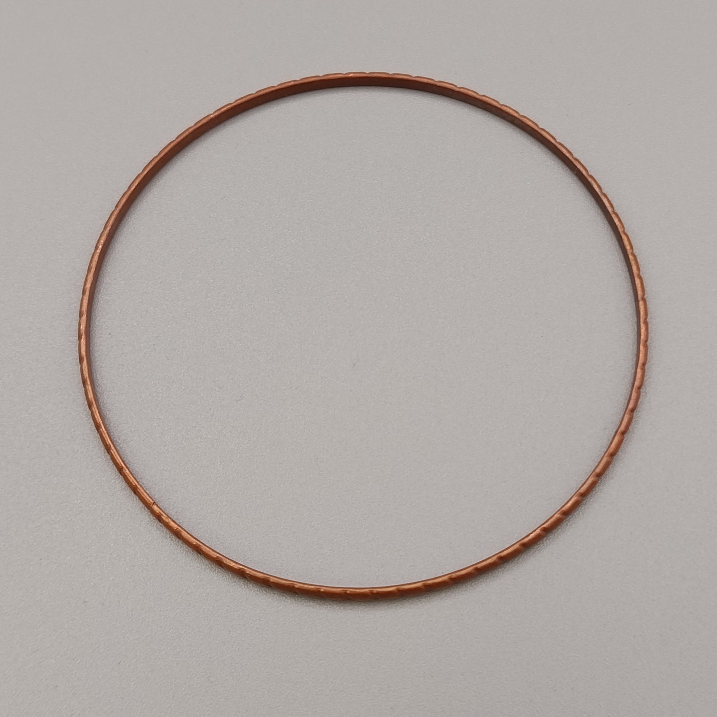 Eleganter Armreif – Schlichtes Design in Kupferoptik