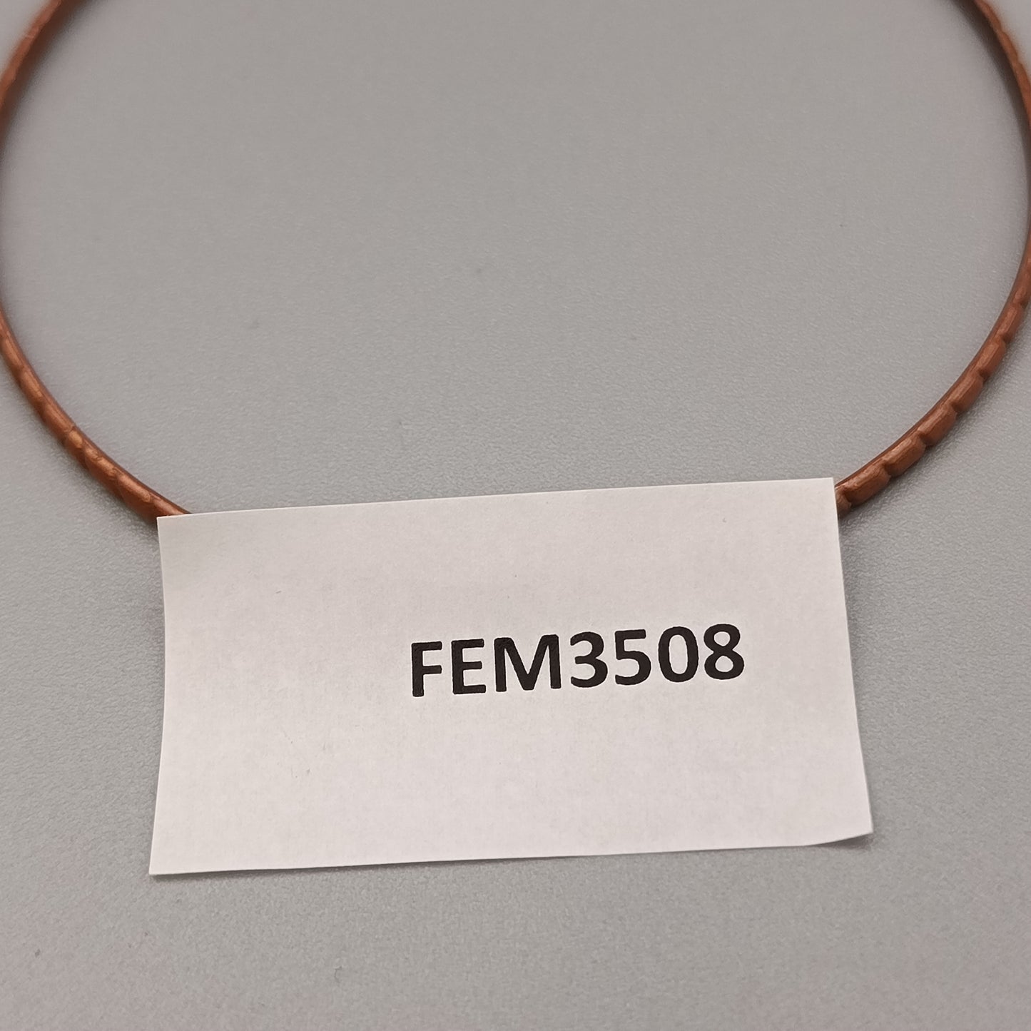 Eleganter Armreif – Schlichtes Design in Kupferoptik