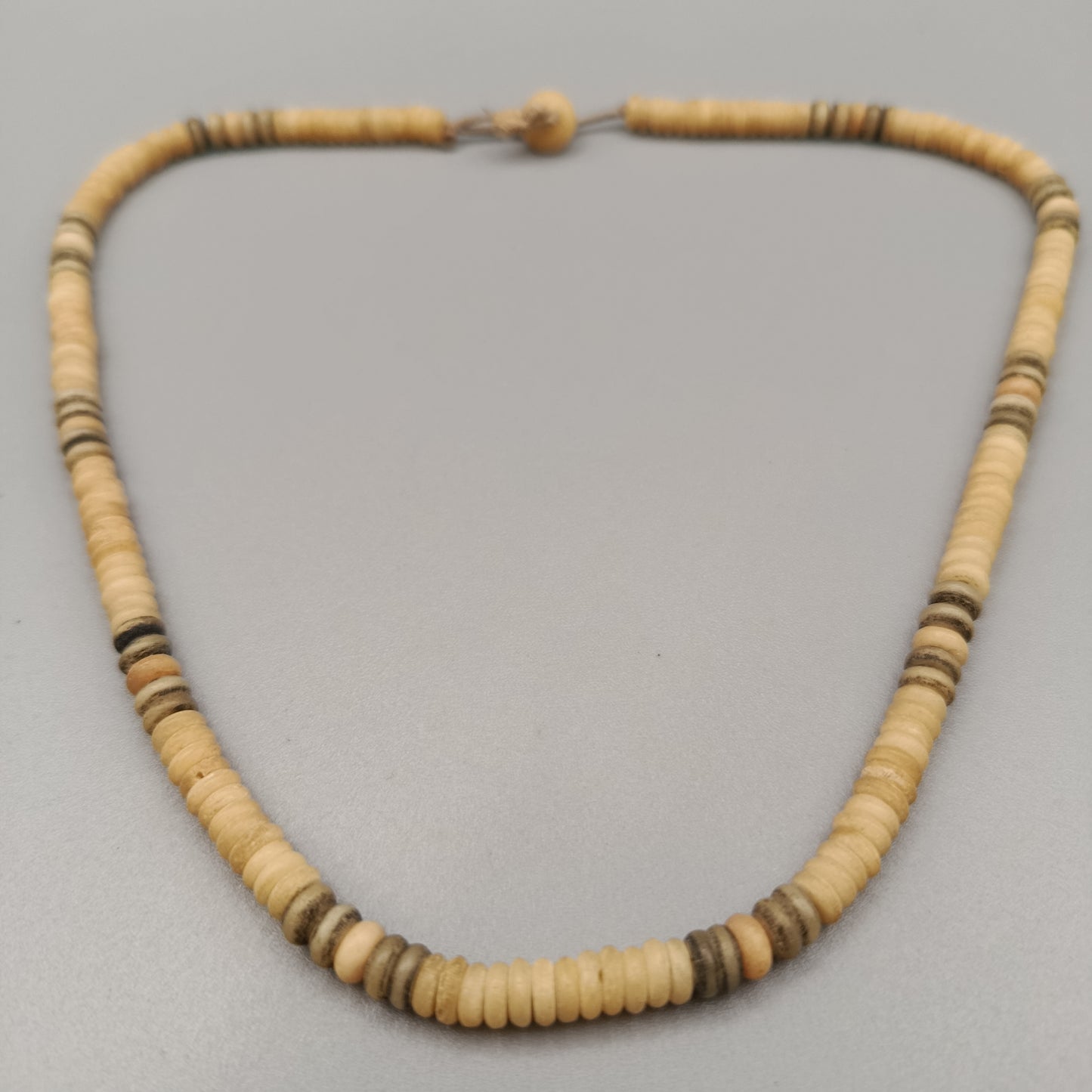 Elegante Kette – Naturfarbenes Design aus kleinen Scheibenperlen