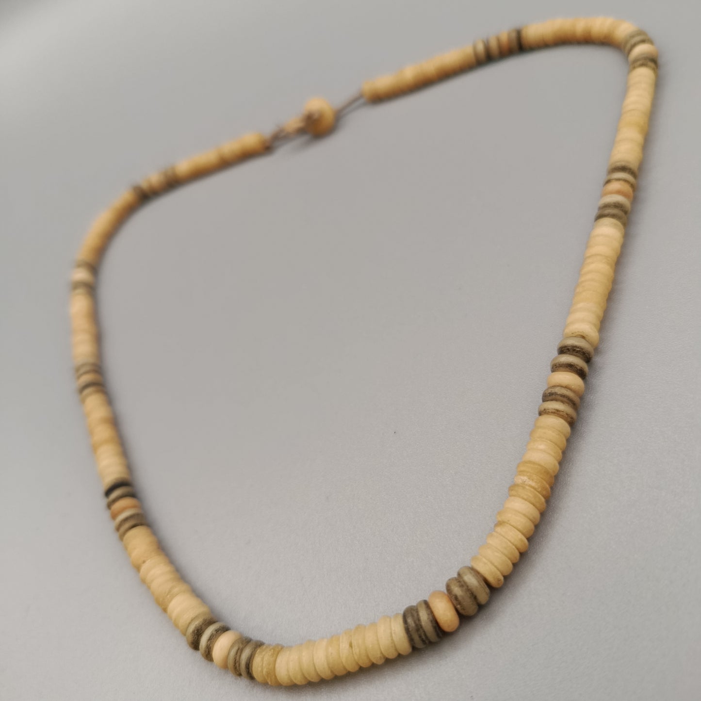 Elegante Kette – Naturfarbenes Design aus kleinen Scheibenperlen