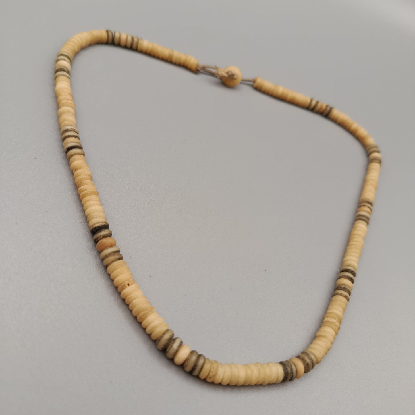Elegante Kette – Naturfarbenes Design aus kleinen Scheibenperlen