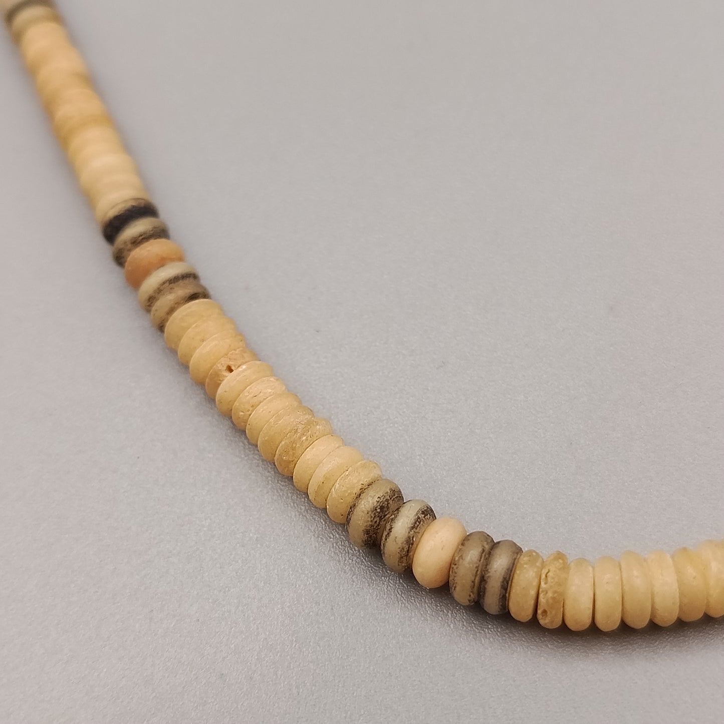 Elegante Kette – Naturfarbenes Design aus kleinen Scheibenperlen