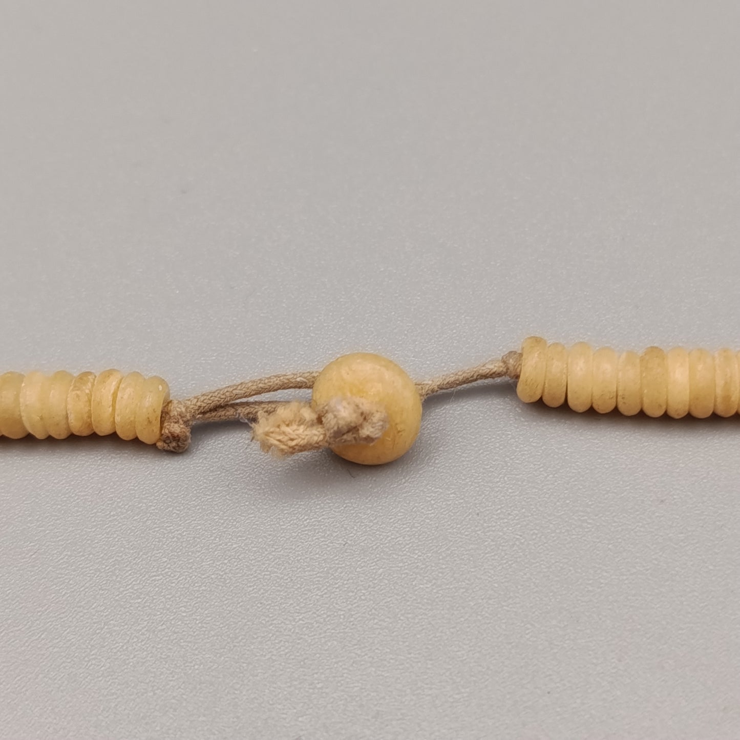 Elegante Kette – Naturfarbenes Design aus kleinen Scheibenperlen