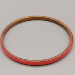 Eleganter Armreif – Schlichtes Design in Rot und Kupferoptik