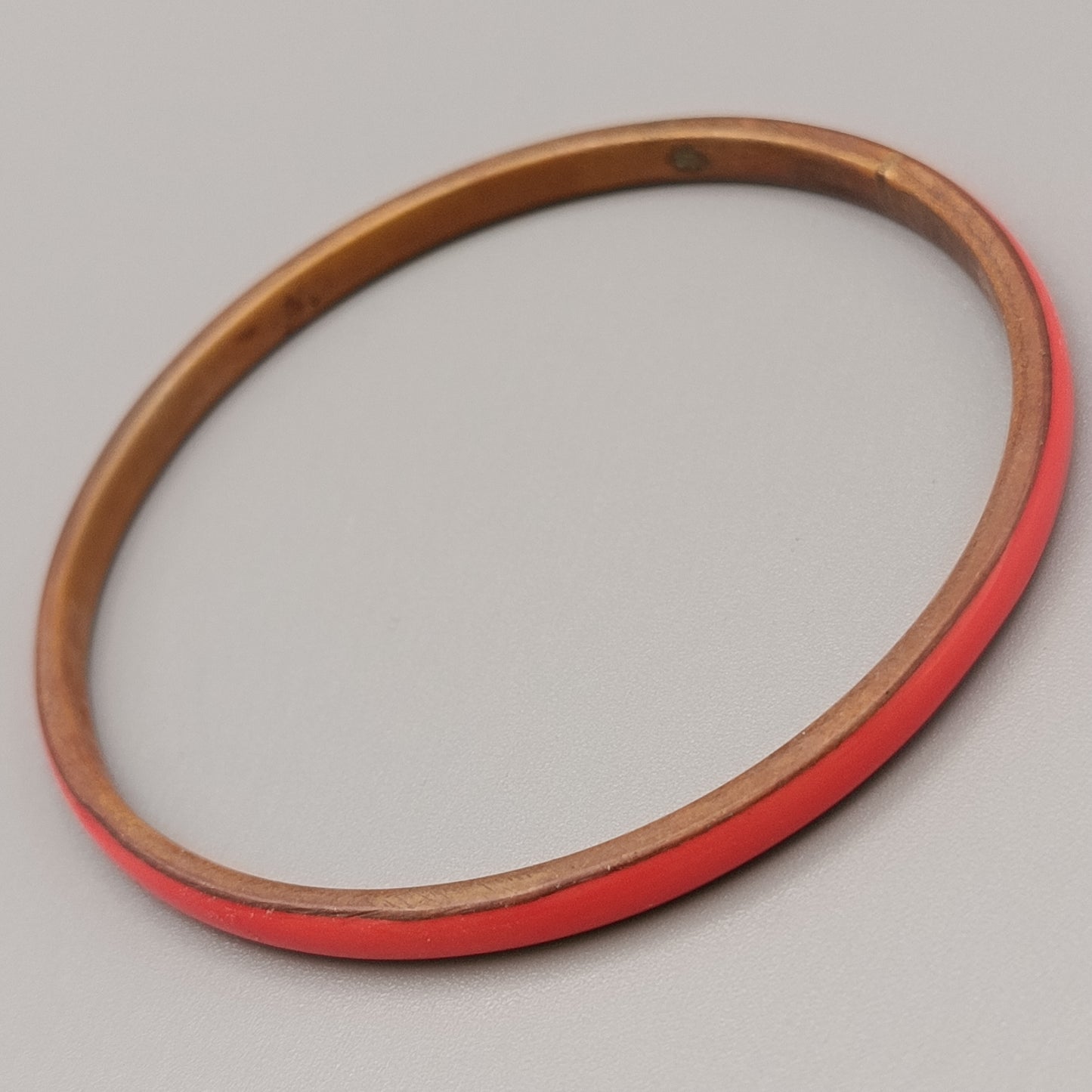Eleganter Armreif – Schlichtes Design in Rot und Kupferoptik