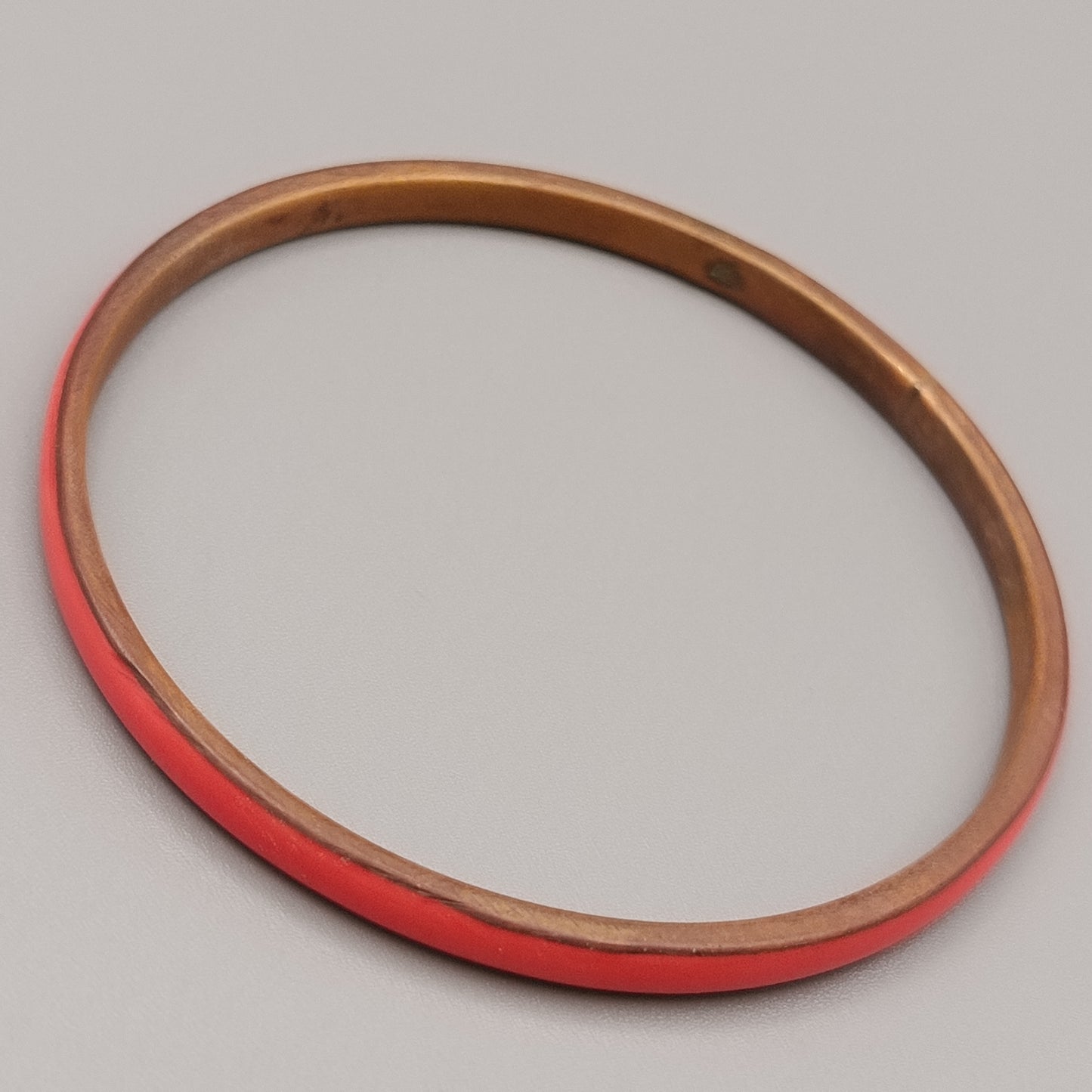 Eleganter Armreif – Schlichtes Design in Rot und Kupferoptik