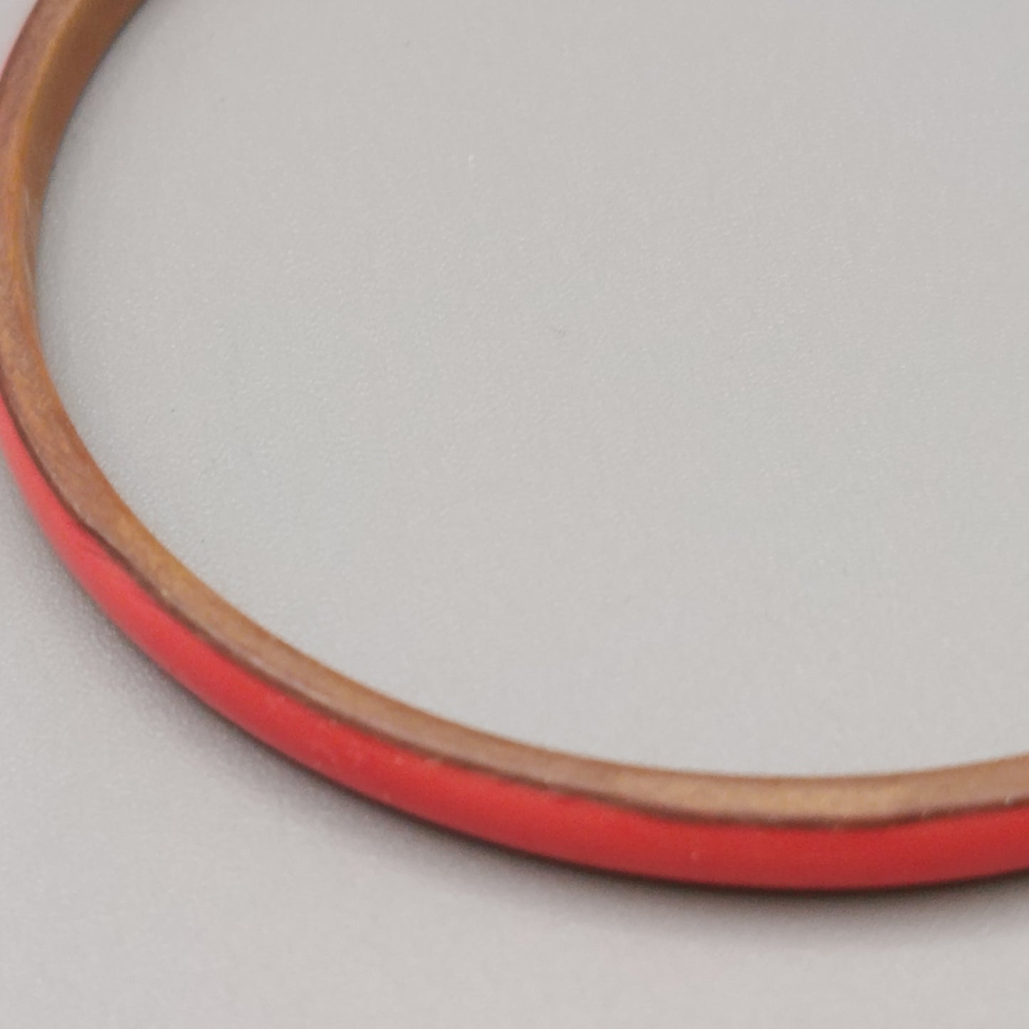 Eleganter Armreif – Schlichtes Design in Rot und Kupferoptik