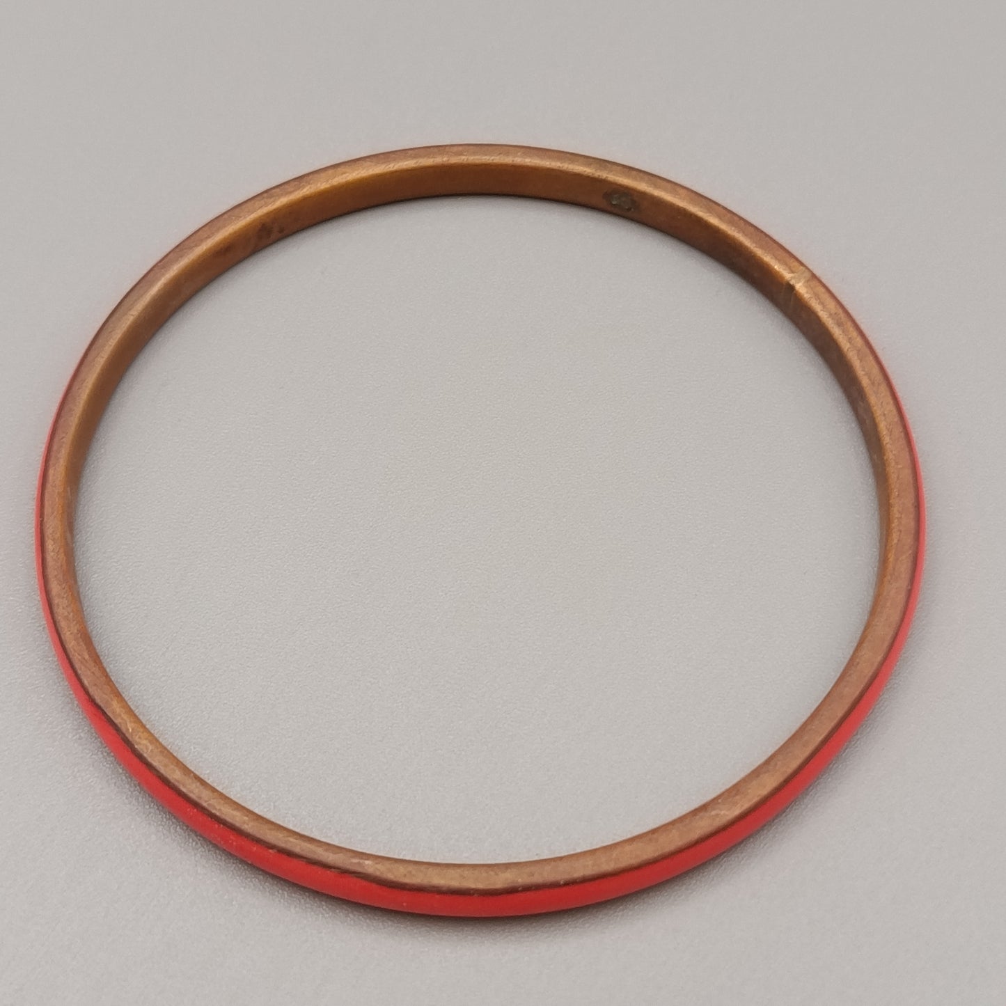 Eleganter Armreif – Schlichtes Design in Rot und Kupferoptik